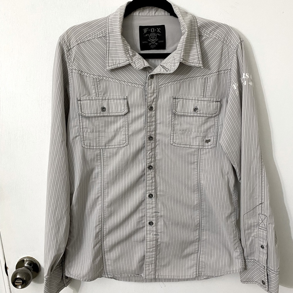 Fox Shirt top Mens juniors has a couple light spots on sleeves  Sz M.   O-10